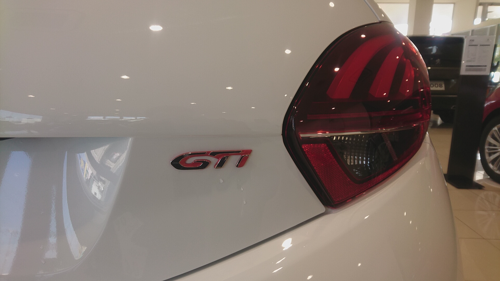 208 GTi 展示中。