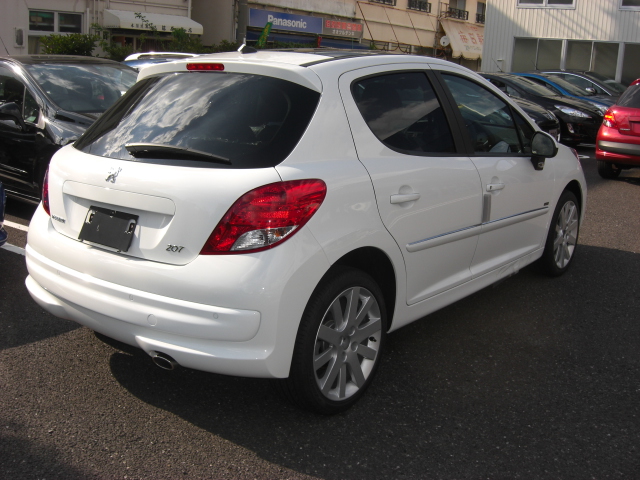 207 SPORTIUM ホワイト入荷！！