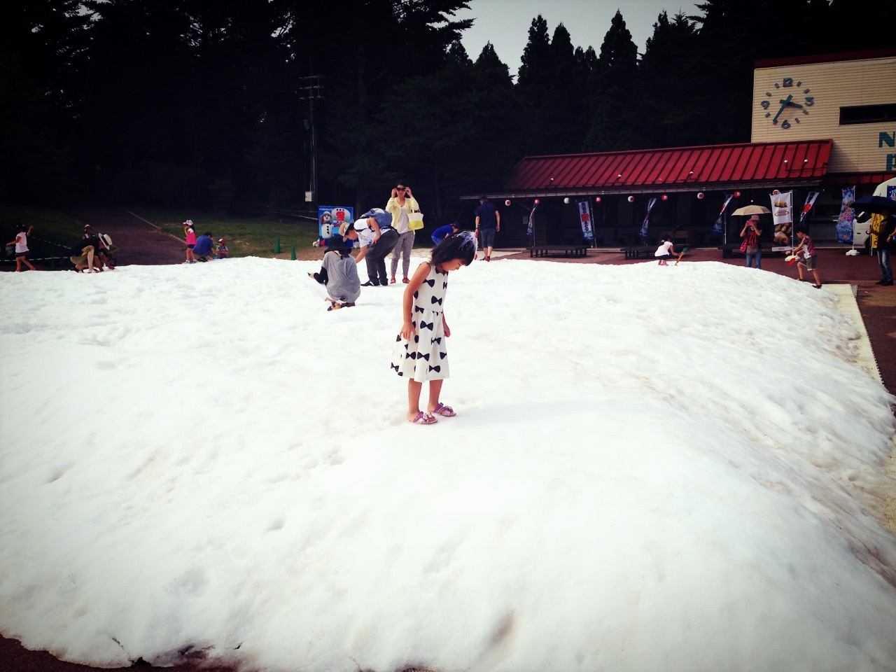 真夏に雪遊び