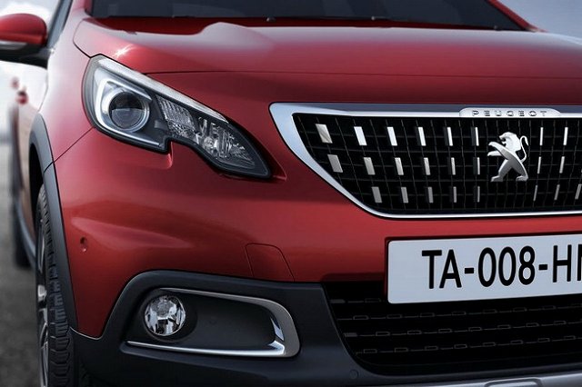 展示中　NEW PEUGEOT 2008