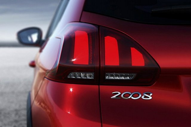 展示中　NEW PEUGEOT 2008