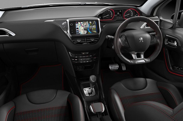 展示中　NEW PEUGEOT 2008