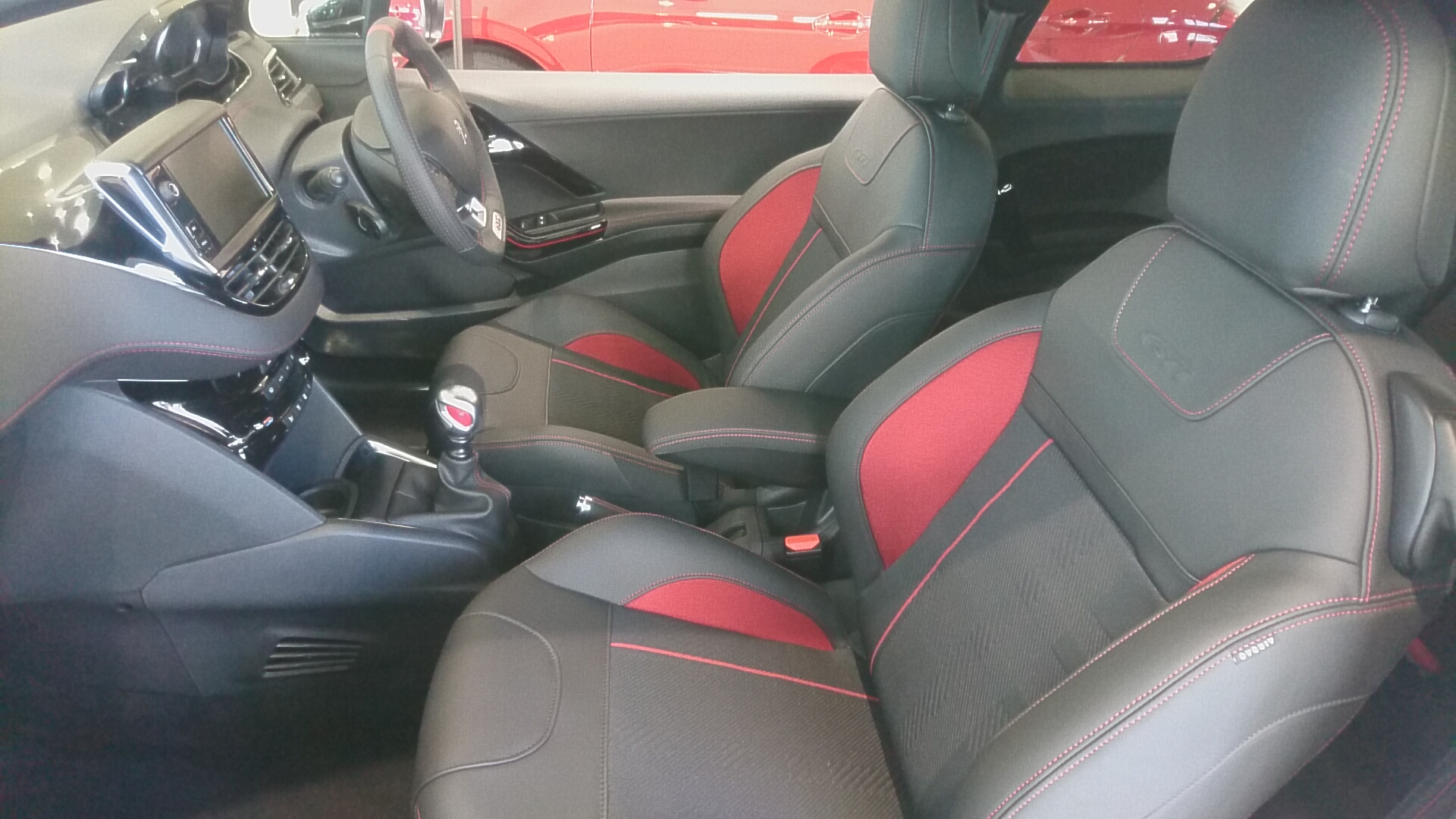 208 GTi 展示中。