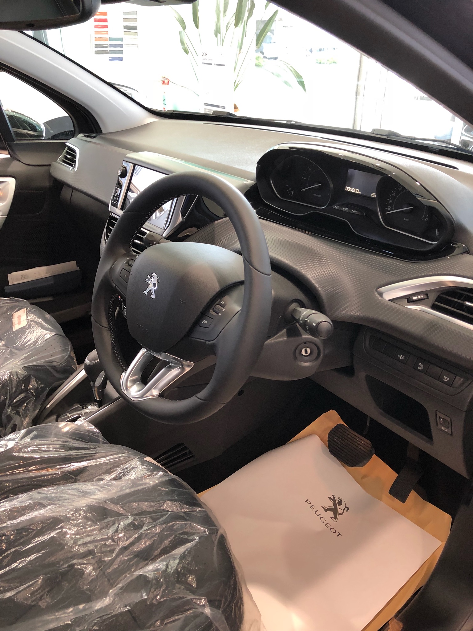 208 LEATHER EDITION展示車の写真公開