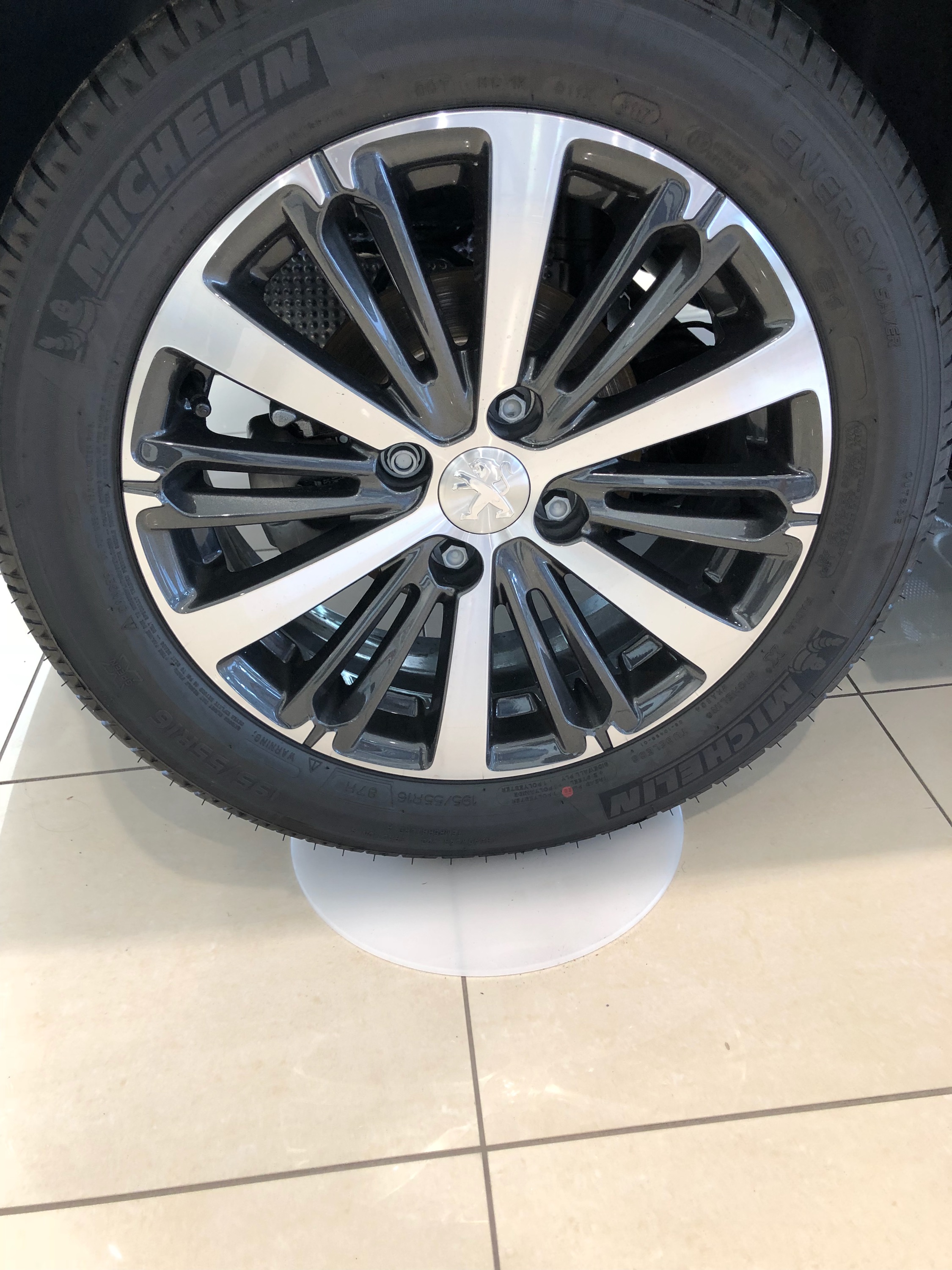 208 LEATHER EDITION展示車の写真公開
