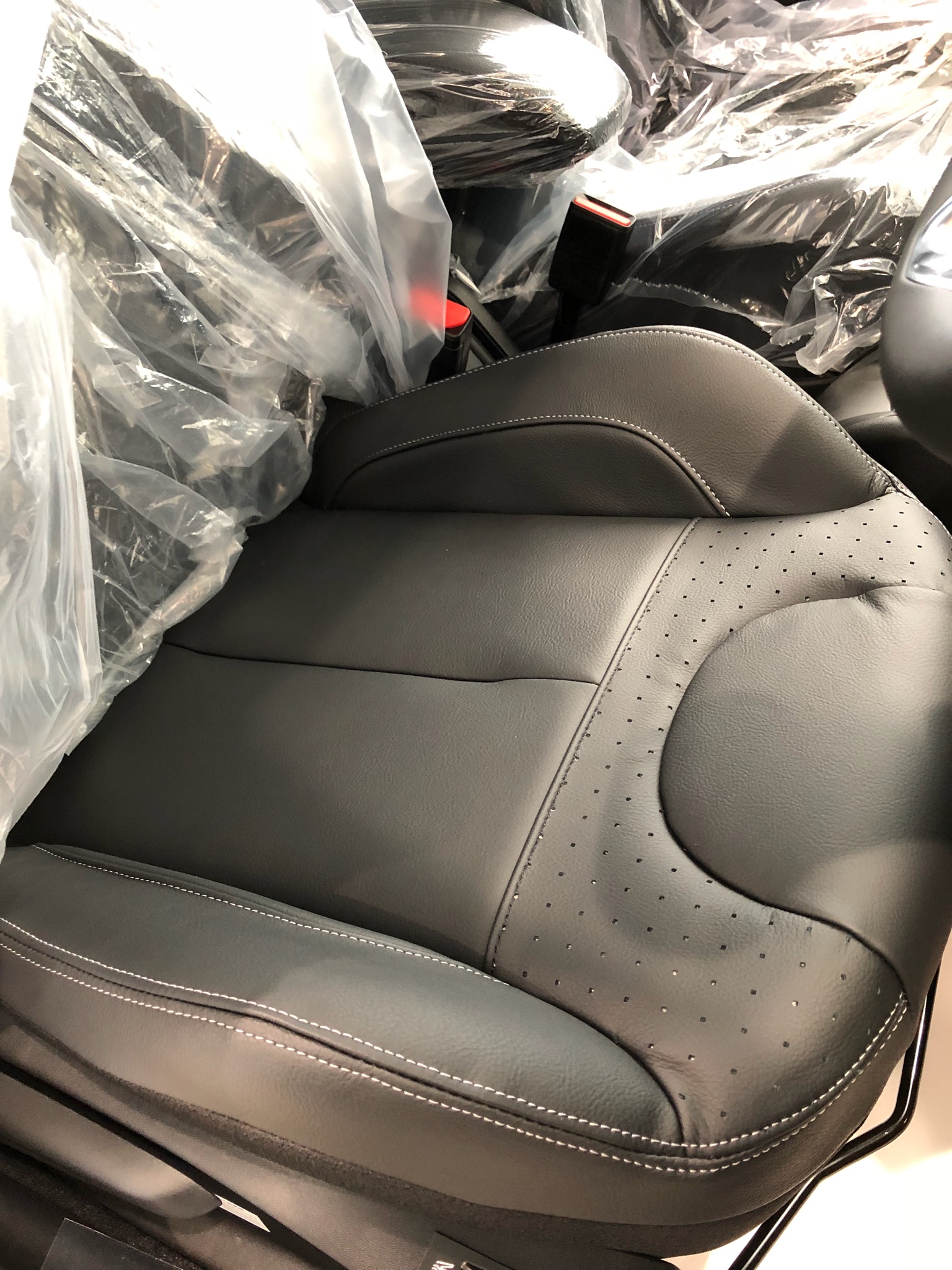208 LEATHER EDITION展示車の写真公開
