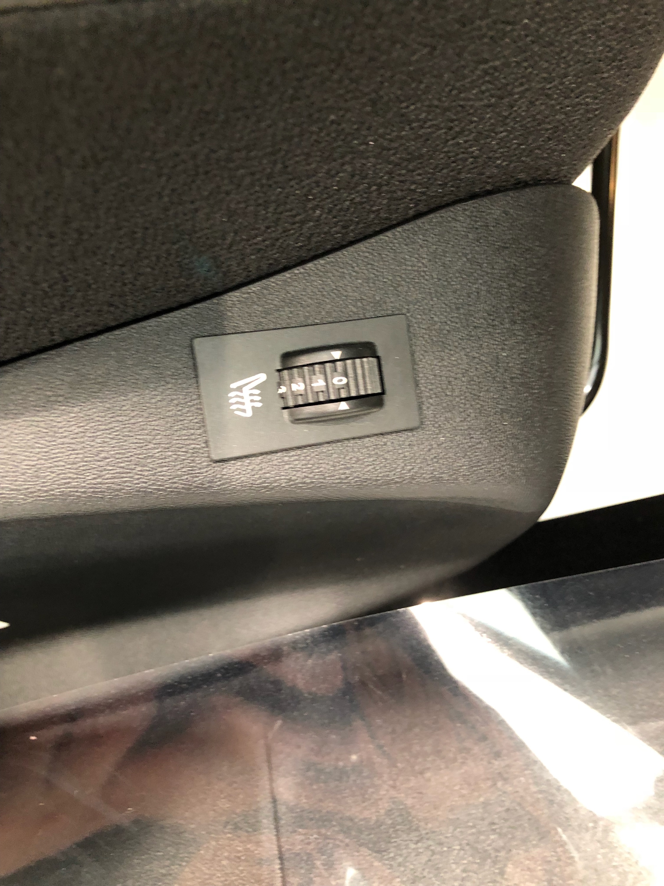 208 LEATHER EDITION展示車の写真公開