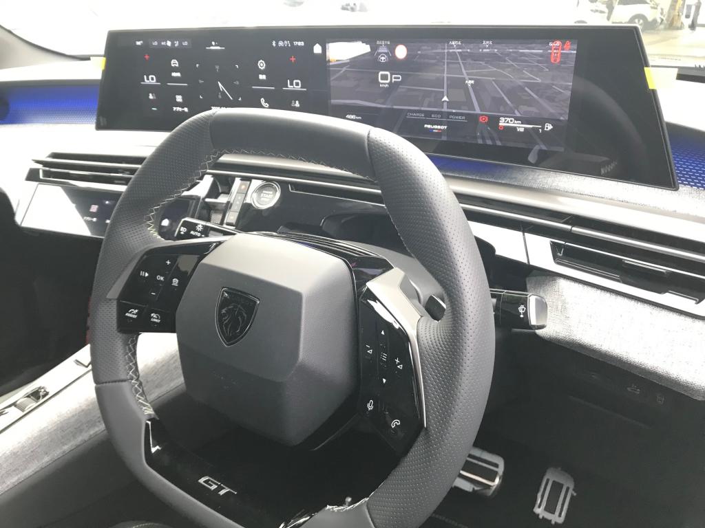 新型モデル　3008GT HYBRID